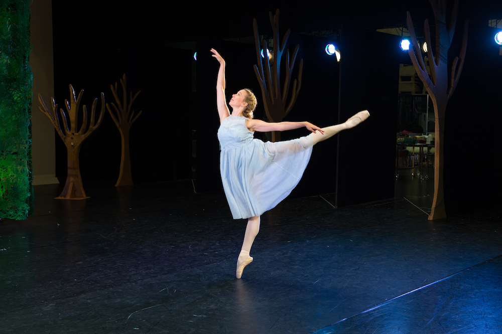 Johanna_Aubrun_Balletttaenzerin_auf_Buehne